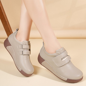 รองเท้ากีฬาแบบใหม่พื้นหนา สีขาว ส้นลาด และรองเท้าลำลองทรงโยก - Product Image 3