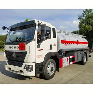 Nuevo Camión Cisterna para Transporte de Líquidos Inflamables de 12000L, Sino Truck HOWO 4X2 LGBF 150-250HP Manual - Product Image 2