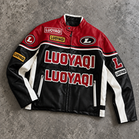 Veste de course personnalisée noire, rouge et blanche avec patchs lettrés, fermeture éclair, col montant, style streetwear décontracté urbain rétro pour hommes