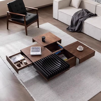 Table basse carrée modulaire avec compartiment de rangement dissimulé, design moderne, plateau en bois, finition noyer, panneau à lattes noires pour usage hôtelier