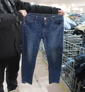 Vaqueros Usados de 38 kg para las Cuatro Estaciones, Venta al por Mayor de Fábrica, Ajuste Popular para Chicas Urbanas que Buscan un Estilo Elegante y Seguro para el Uso Diario - Product Image 2