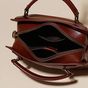 Sac à main unisexe en cuir véritable tendance avec fermeture éclair, forme d'oreiller, bandoulière amovible, imperméable et grande capacité - Product Image 4