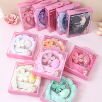 Coffret Cadeau Beauté 5-en-1 en Gros avec Bandeau Nuage Plumeria, Bracelets, Pince à Cheveux et Éponge de Maquillage, Présenté dans une Élégante Boîte Cadeau