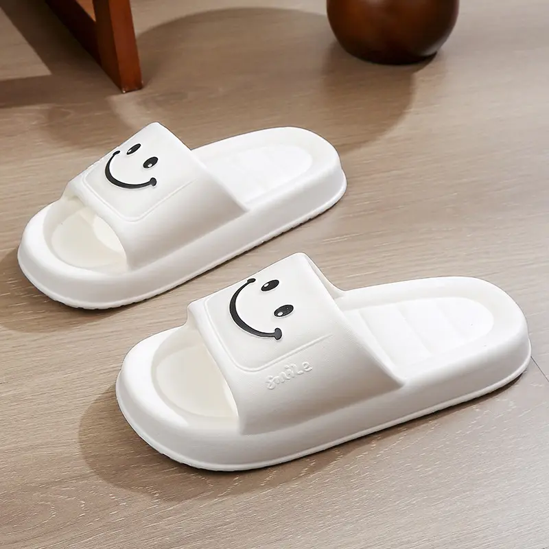 2023 New Designs PVC EVA Beach Summer Slides Sandálias Indoor Smile Face Cartoon House Slider Chinelos para Homens Mulheres Lady