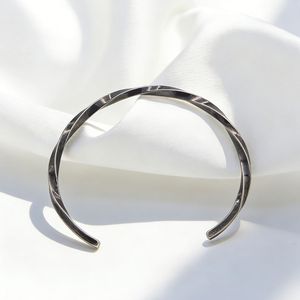 Yunnique, pulsera abierta de acero de titanio de 3 mm, estilo japonés y coreano, con línea cuadrada retorcida, joyería de moda unisex - Product Image 3