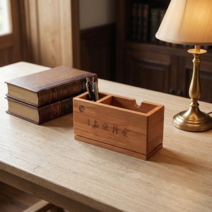 ที่ใส่ปากกาไม้ทรงสี่เหลี่ยมพิมพ์ลายยูวีสำหรับจัดระเบียบโต๊ะทำงาน - Product Image 1