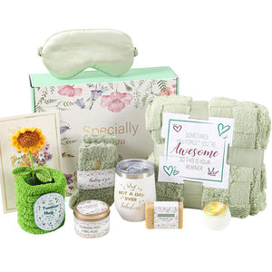 Coffret cadeau de luxe vert pour la fête des mères - Coffret cadeau de spa pour elle - Anniversaire - Saint-Valentin - Soins personnels avec couverture, gobelet, masque pour les yeux - Product Image 1