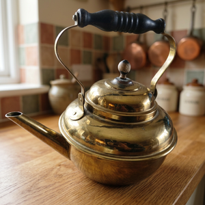 Bouilloire à thé vintage en laiton avec couvercle et poignée en bois, pot à eau en métal au design classique - Product Image 4