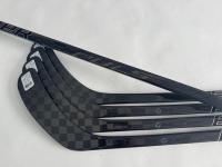 Vente directe d'usine de bâtons de hockey sur glace, services personnalisés OEM, ODM et OBM acceptés, ciblant différents groupes de consommateurs.