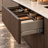 Meubles de cuisine modulaires modernes sur mesure, grand îlot, étagère à vin en verre LED, rangement multifonctionnel, construction en contreplaqué massif