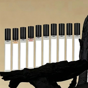 Vente en gros d'atomiseurs de parfum portables carrés de 10 ml <span class=keywords><strong>pour</strong></span> les voyages, flacon à vaporiser facile à utiliser, longue durée, écologique, parfum floral unisexe - Product Image 1
