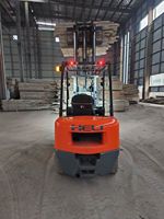 La chariot élévateur Heli de la série H3 de 3 tonnes est doté d'essieux arrière entièrement flottants installés en usine et d'un déplacement latéral hydraulique.