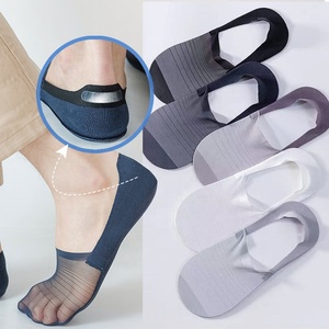 Vente en gros Chaussettes bateau invisibles en soie de glace d'été Chaussettes fines antidérapantes invisibles pour hommes - Product Image 1