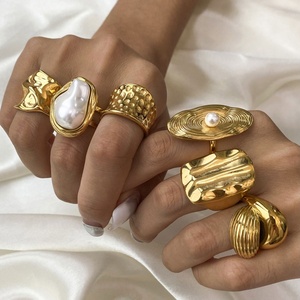 Anillos de Pareja de Acero Inoxidable Chapados en Oro, Joyería de Moda con Grabado Personalizado OEM, Hipoalergénicos, Resistentes al Deslustre, Personalizados para Parejas - Product Image 1