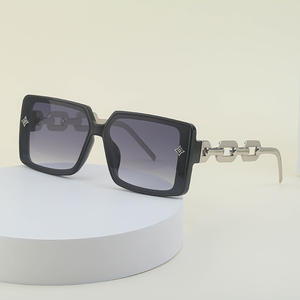 Gafas de Sol con Marco Cuadrado ZS-88202, Lentes de PC con Protección UV400, Patillas con Cadena Dorada, Gafas de Moda Unisex - Product Image 2