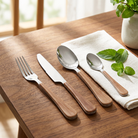 Ensemble de couverts en acier inoxydable de luxe moderne et chaleureux avec manche en plastique et impression couleur bois pour le camping et la maison