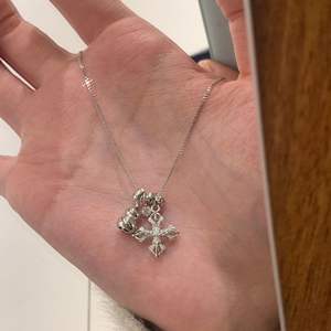 Collier en argent pur S925 avec perle en forme de croix et design géométrique, polyvalent et luxueux, ambiance haut de gamme pour l'automne - Product Image 3