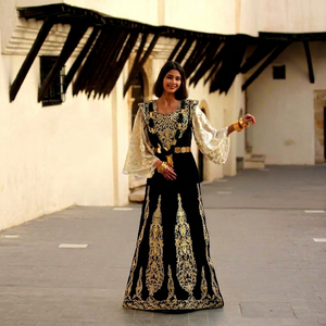 Magnifique Caftan Fergani Traditionnel Doré Brodé en Crêpe Banane Longueur Ras du Sol pour Femme, Protection Solaire - Product Image 1