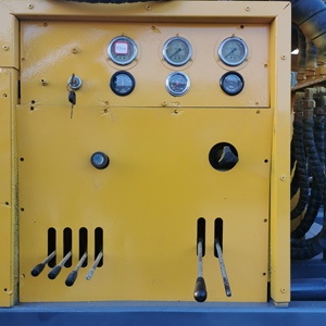 Foreuse de puits <span class=keywords><strong>d</strong></span>'<span class=keywords><strong>eau</strong></span> <span class=keywords><strong>d</strong></span>'occasion Foreuse de forage 300m de profondeur KY300 Yuchai Diesel Engine 6m Tower Made in China - Product Image 6