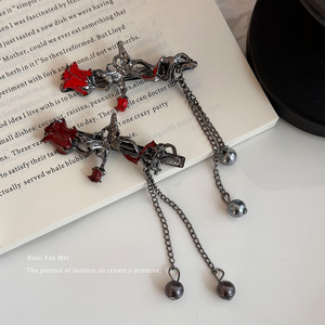 Pince à cheveux vintage papillon, rose épineuse et pompon pour femme, style Y2K sombre, design à franges, pince latérale - Product Image 2