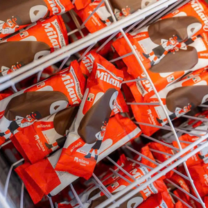 Barre de crème glacée croustillante enrobée de chocolat OEM, gelato au lait, dessert glacé au chocolat riche, approvisionnement direct usine - Product Image 1