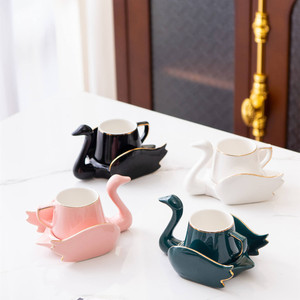 Ensemble tasse à café et soucoupe en céramique avec bordure dorée style nordique, motif cygne - Product Image 1