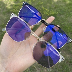 Lunettes Anti-Reflets 2026 pour Hommes Femmes, Blocage Lumière Bleue, Photochromiques, Monture Métal Sourcil Noir Or, Rectangulaires, UV400 - Product Image 2