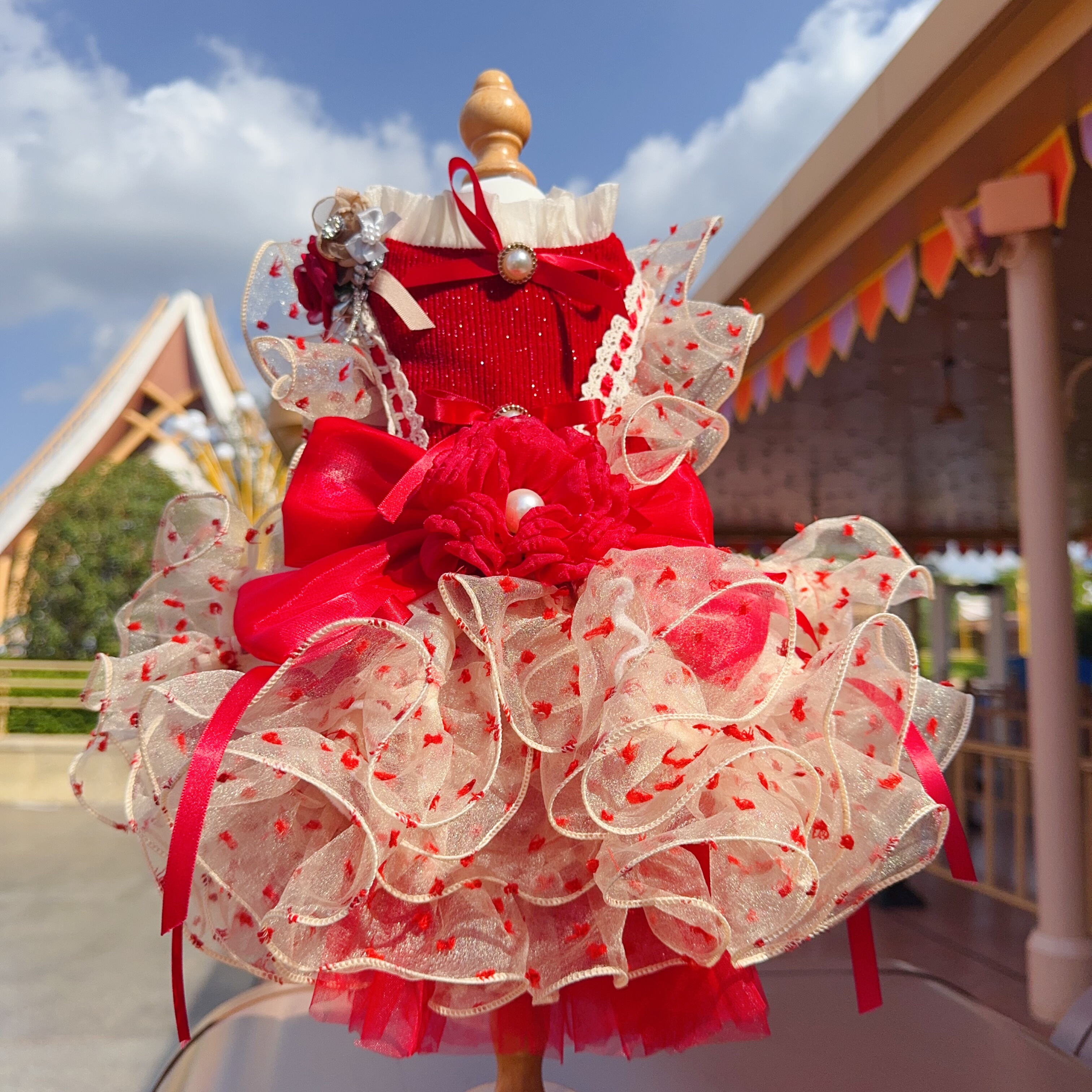Vestido con falda abullonada de lunares y flamenco rojo