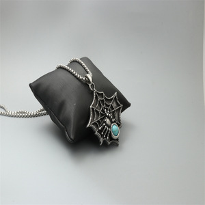 Collar con colgante de turquesa con forma de telaraña, joyería de regalo con forma de insecto de acero de titanio - Product Image 2