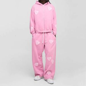 Conjunto Deportivo de Dos Piezas para Hombre, Sudadera con Capucha y Cierre Completo con Apliques de Corazones Rosados y Pantalones Deportivos de Pierna Ancha - Product Image 1