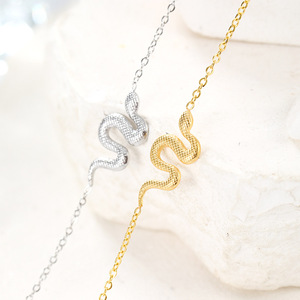 Mode <span class=keywords><strong>Serpent</strong></span> <span class=keywords><strong>Bracelet</strong></span> Minimaliste Mignon Animal 18k Or Chaîne En Acier Inoxydable <span class=keywords><strong>Serpent</strong></span> <span class=keywords><strong>Bracelet</strong></span> pour Femmes - Product Image 3