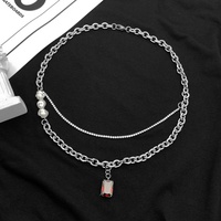 Collier double couche tendance style contrastant avec perles irrégulières et chaîne en strass, breloque rectangulaire rouge pour femme