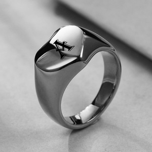 Anillo de Dedo en Forma de Corazón de Acero Inoxidable Negro con 26 Letras y Acabado Mate Simple - Product Image 5