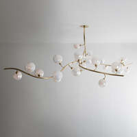 Lustre Jingshi Lighting en forme de branche d'arbre dorée, avec des boules de verre laiteux denses sur un tige métallique courbée, lumière de plafond pour la maison au éclat chaleureux