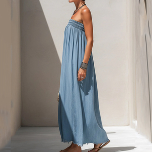 Robe longue plissée sans bretelles en jean bleu clair, design d'usine, sur mesure, en rayonne et denim, style maxi - Product Image 2