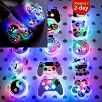 HYB lettres lumineuses jeu d'animaux sport brillant accessoires de chaussures en PVC souple personnalisé LED breloques de chaussures décorations pour enfants
