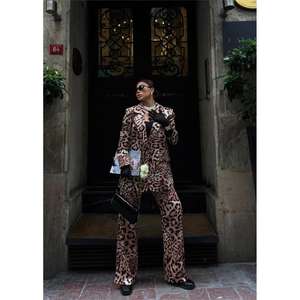 Conjunto de Chaqueta y Pantalones de Satén con Estampado de Leopardo y Decoración de Botones - Product Image 1