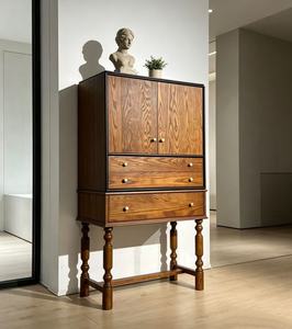 Credenza Vintage Marrone in Legno Massello con Gambe Tornite, 2 Ante e 3 Cassetti, Ampio Spazio di Archiviazione, Stile Retrò - Product Image 1