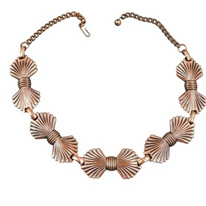 Collar de Cobre con Diseño de Inspiración Vintage, Hermoso Accesorio para Mujeres Conscientes de la Moda en Todo el Mundo - Product Image 1