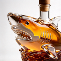 Bouteilles en verre en forme de requin avec liquide ambré pour vin, whisky, brandy et décoration intérieure unique