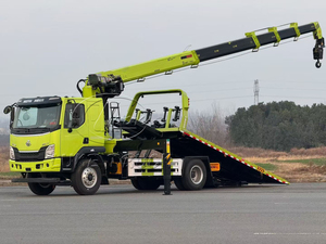 Camion de dépannage à plateau Chenglong avec grue de 5 tonnes pour le transport de petites machines de construction - Product Image 3
