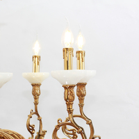 Lustre français en laiton massif à 8 bras, design rococo sculpté à la main, accents en albâtre naturel, LED 2700K, élégant luminaire de plafond doré