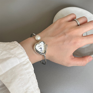 นาฬิกาข้อมือรูปหัวใจประดับมุก ดีไซน์สวยหรู ขนาดกะทัดรัด แฟชั่นสำหรับผู้หญิง ขายส่ง - Product Image 6