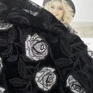 Tela de Encaje de Terciopelo con Diseño de Rosas Caladas, Tela Bordada Ecológica de Lujo <span class=keywords><strong>para</strong></span> Vestidos de Fiesta, Venta al por Mayor - Product Image 3