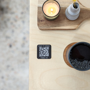Plaques QR personnalisées 3mm noir blanc découpées au laser pour votre café ou table de bar, numéro de table et code QR pour un menu ou un lien de commande - Product Image 2