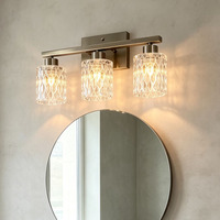 Applique murale de salle de bain de luxe en fer doré à 3 têtes avec abat-jour en verre transparent gaufré