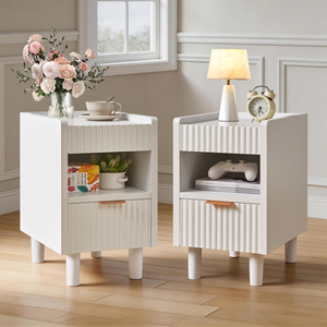 Comodini Bianchi Scanalati con Cassetto e Vano Aperto, Set da 2, Tavolini Moderni da Comodino per Camera da Letto e Soggiorno - Product Image 1