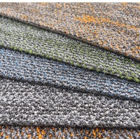 Dalles de moquette commerciales 25*100cm en polypropylène 6-7mm d'épaisseur, non tissées et avec support en PVC, résistantes au feu et lavables