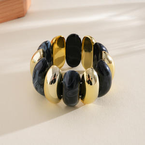 Brazalete de acrílico J con diseño geométrico ovalado y efecto difuminado, unisex, vintage, de nicho, de lujo, exagerado, joyería de mano para fiesta - Product Image 5