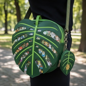 Sac à dos Ita en cuir PU personnalisé avec badge unique en forme <span class=keywords><strong>de</strong></span> feuille, style Kawaii Anime Cartoon, pour les fans d'anime, les conventions et l'usage quotidien - Product Image 1